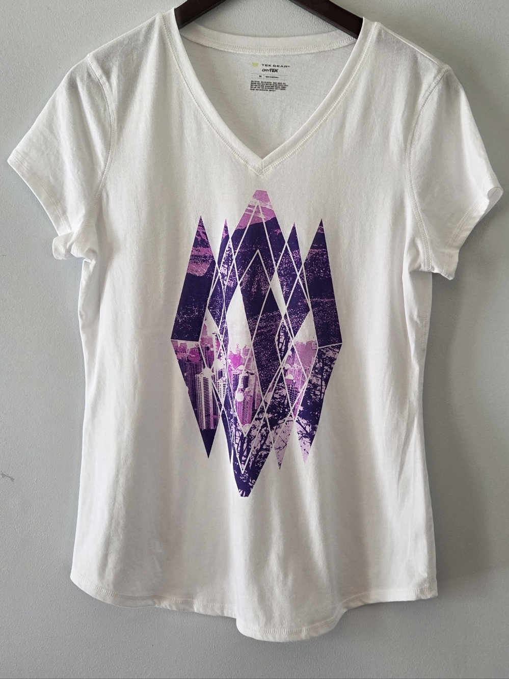 Tek GEAR White Short Sleeve V-Neck Tee with Purple Graphic Size M
